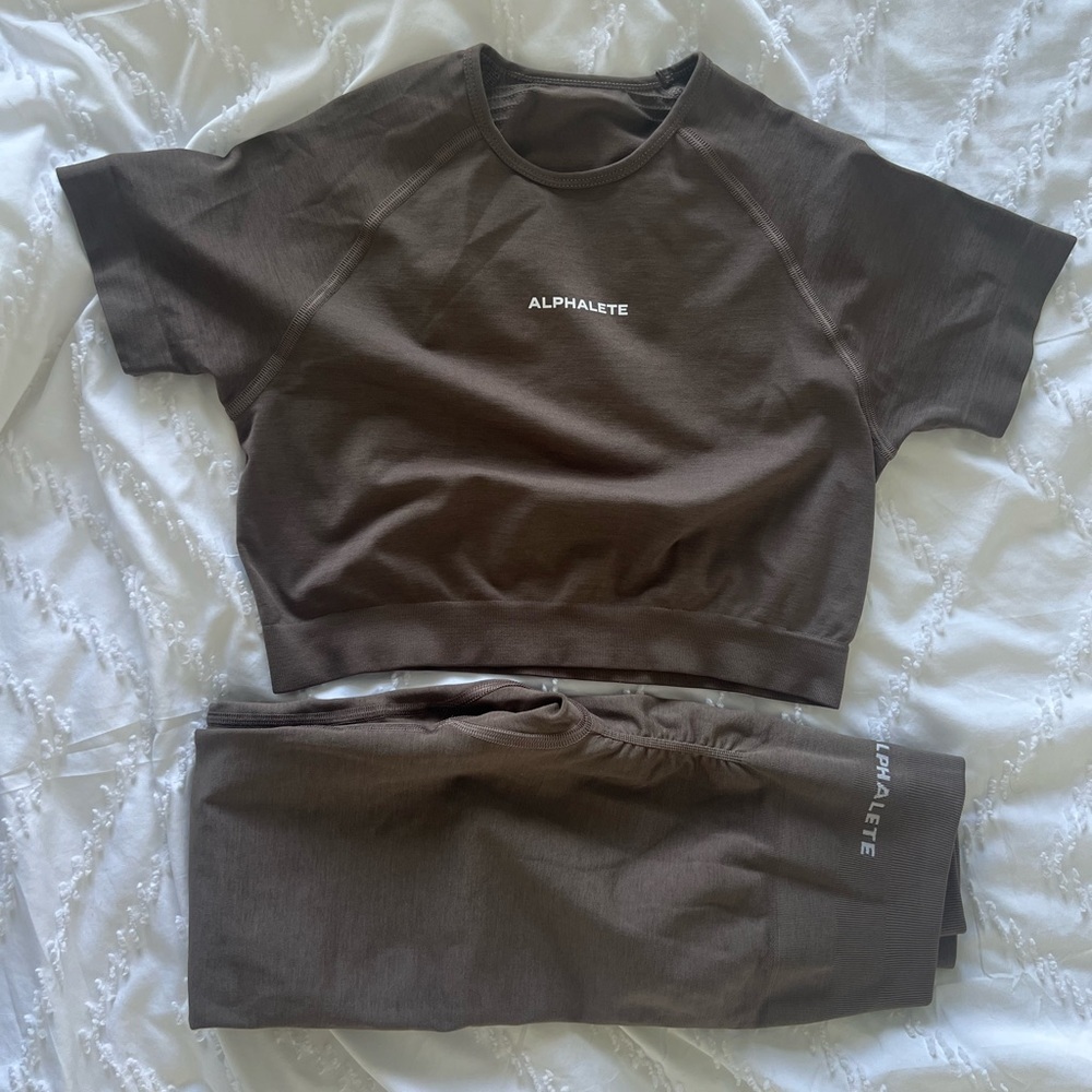 Alphalete seamless set. Leggings and crop top.